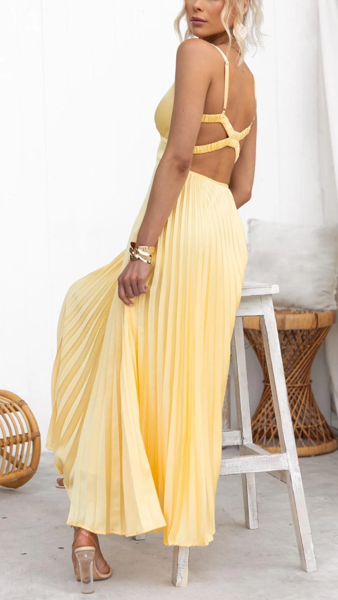 Abigail | Gelbes Plissiertes V-Ausschnitt Maxikleid - Image 3