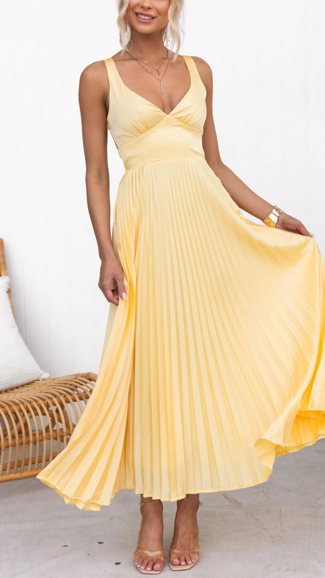 Aby - Gelbes Plissiertes V-Ausschnitt Maxikleid - Image 5