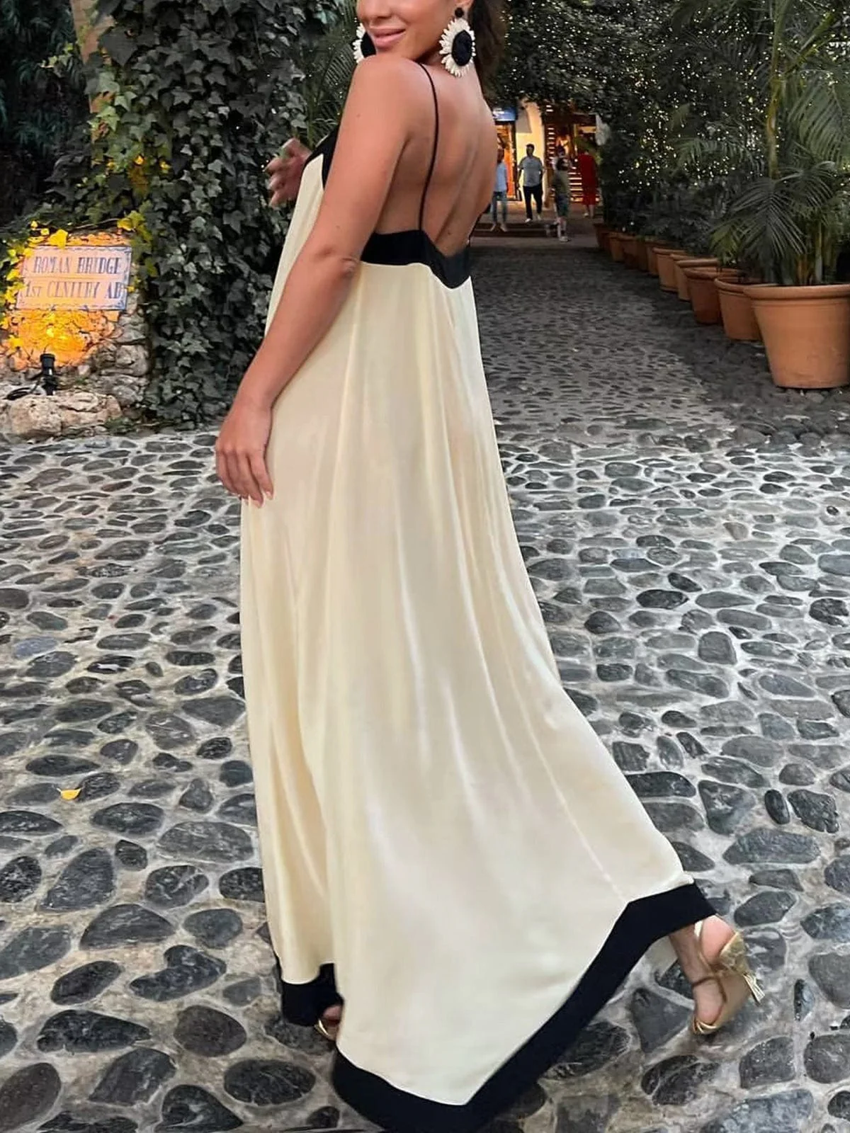 Adeltraud | Fließendes V-neck Maxi-Kleid mit kontrastreichen Details