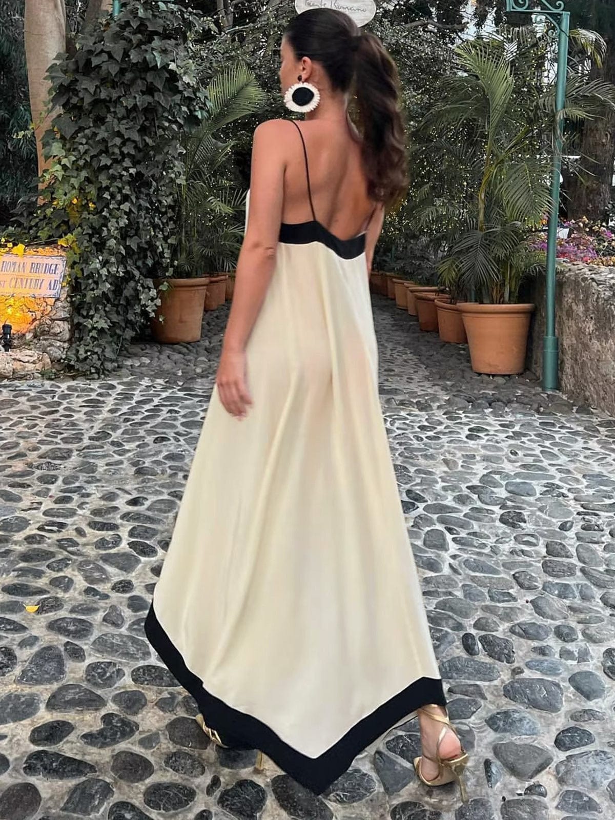 Adeltraud | Fließendes V-neck Maxi-Kleid mit kontrastreichen Details - Image 2