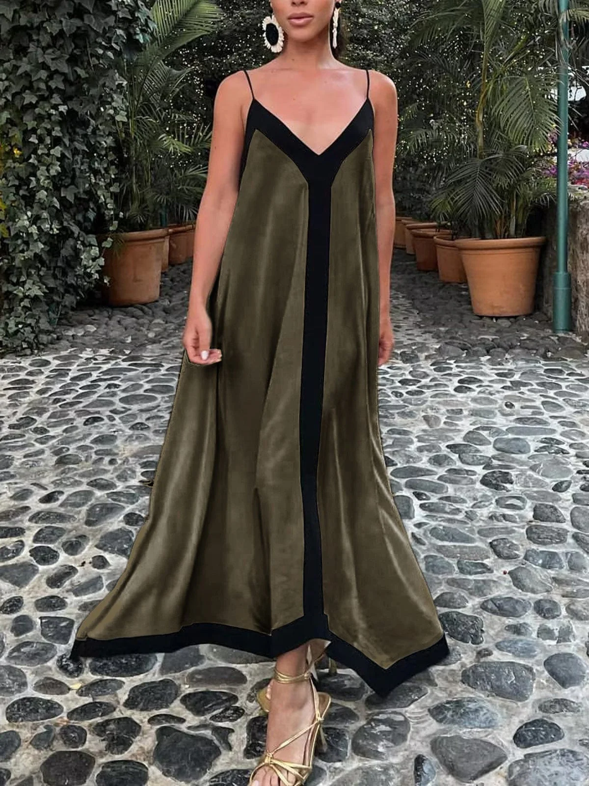 Adeltraud | Fließendes V-neck Maxi-Kleid mit kontrastreichen Details - Image 6