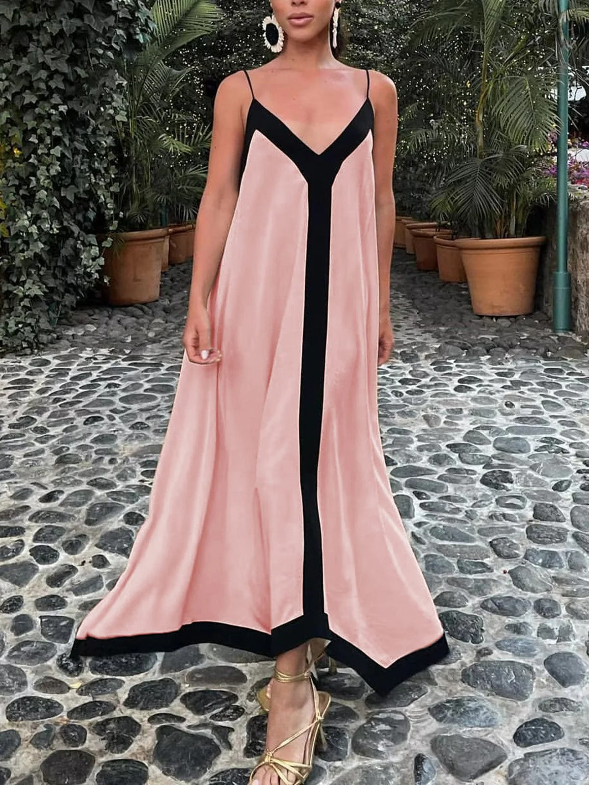 Adeltraud | Fließendes V-neck Maxi-Kleid mit kontrastreichen Details - Image 7