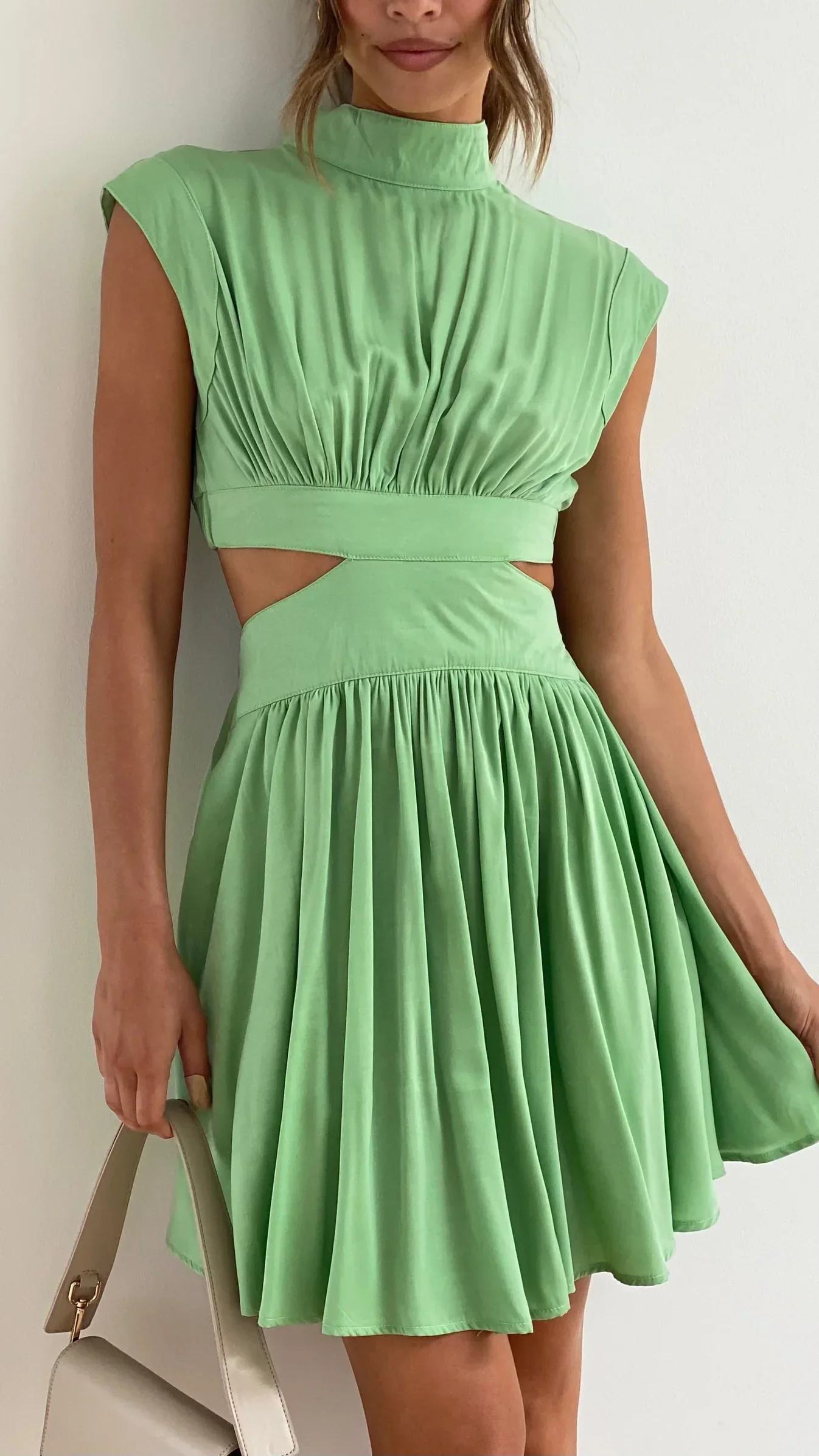 Ahzi – Ärmelloses, ausgestelltes Kleid mit hohem Ausschnitt und Cut-out-Taille - Image 10