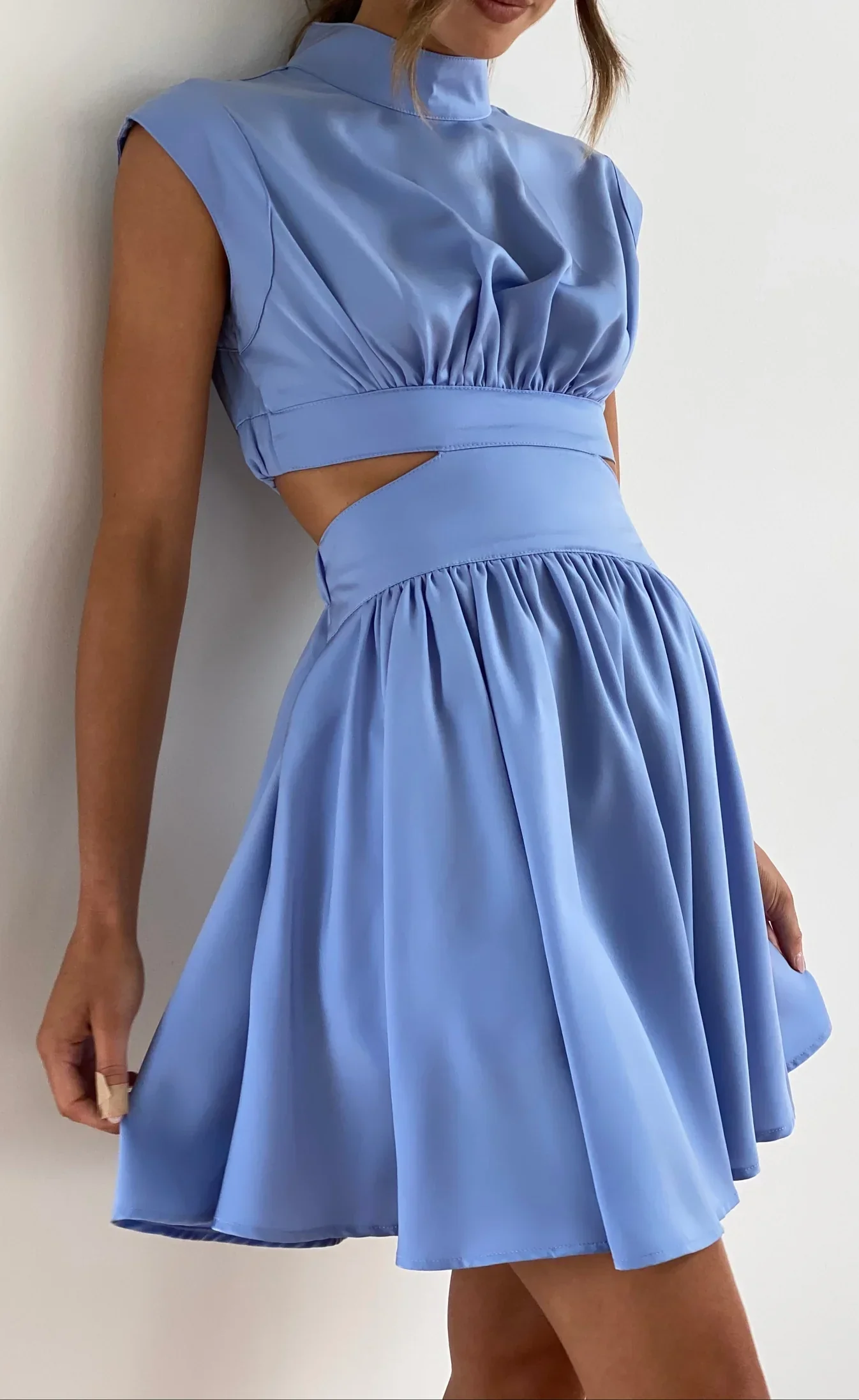 Ahzi – Ärmelloses, ausgestelltes Kleid mit hohem Ausschnitt und Cut-out-Taille - Image 9