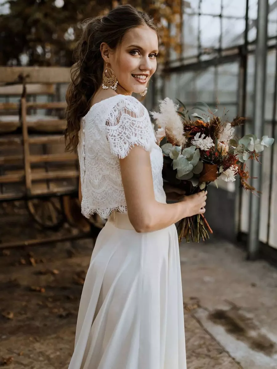 Alba – Elegantes Damen Brautkleid mit Spitzenoberteil und fließendem Rock - Image 3