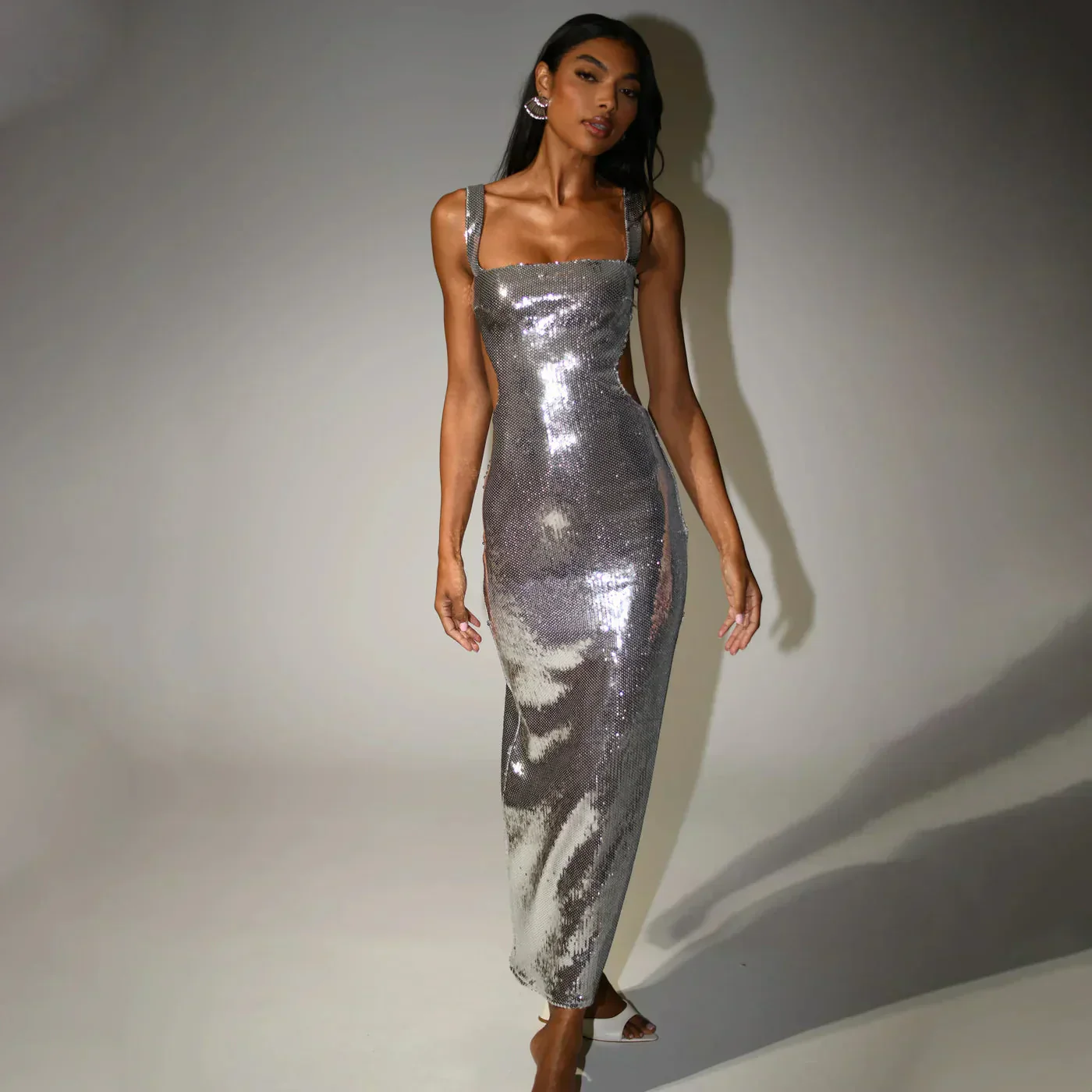 Alma – Glänzendes figurbetontes Damen Maxikleid - Image 3