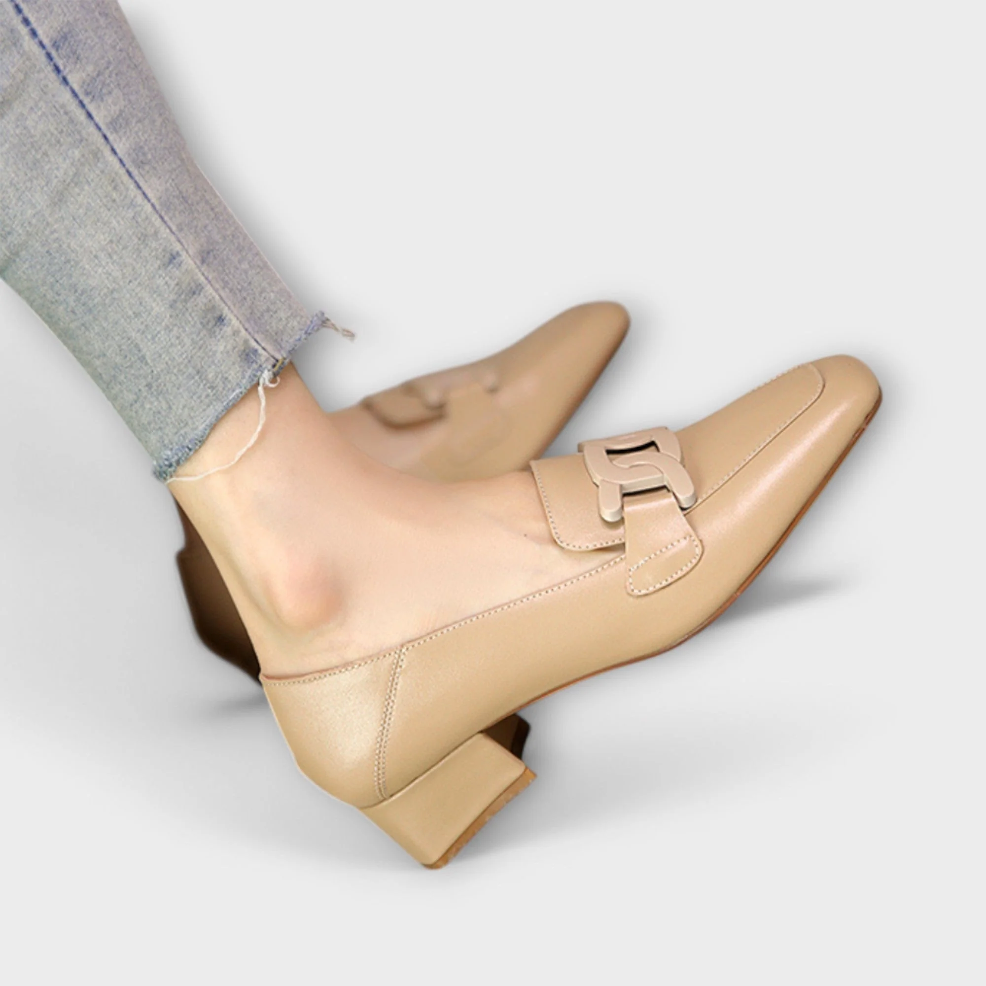 Almira – Elegante Loafers mit Statement-Kette - Image 10