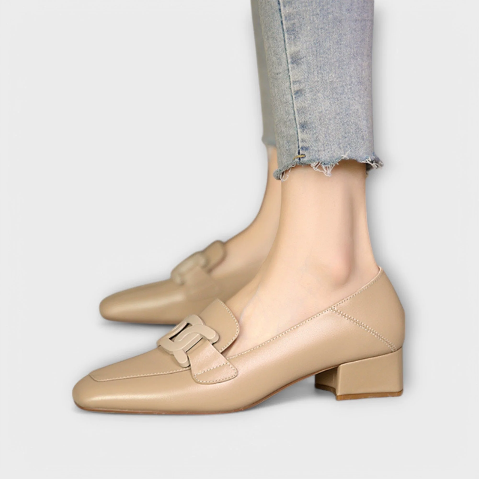 Almira – Elegante Loafers mit Statement-Kette - Image 11