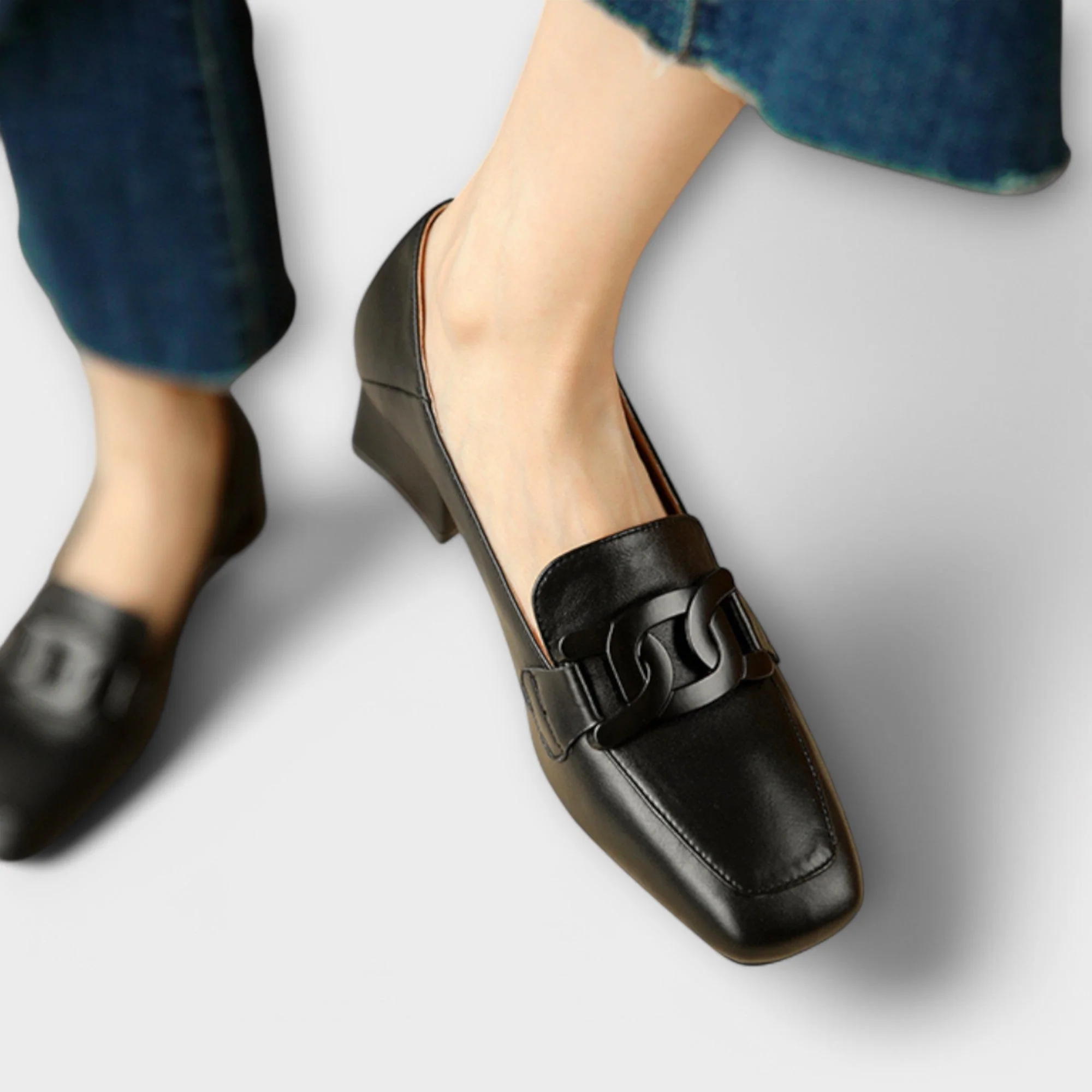 Almira – Elegante Loafers mit Statement-Kette - Image 12