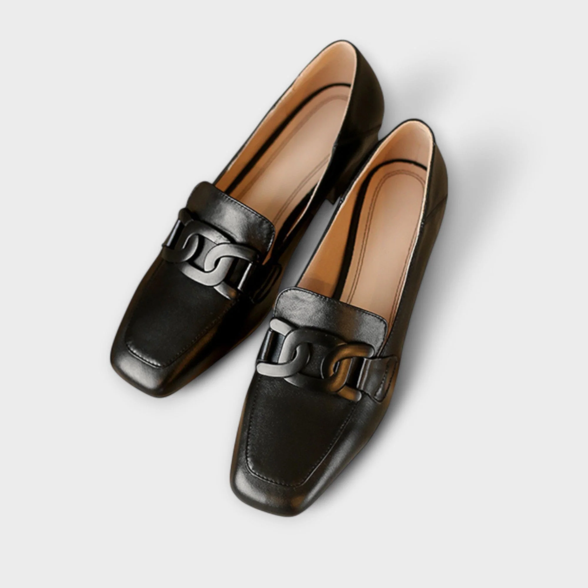 Almira – Elegante Loafers mit Statement-Kette - Image 4