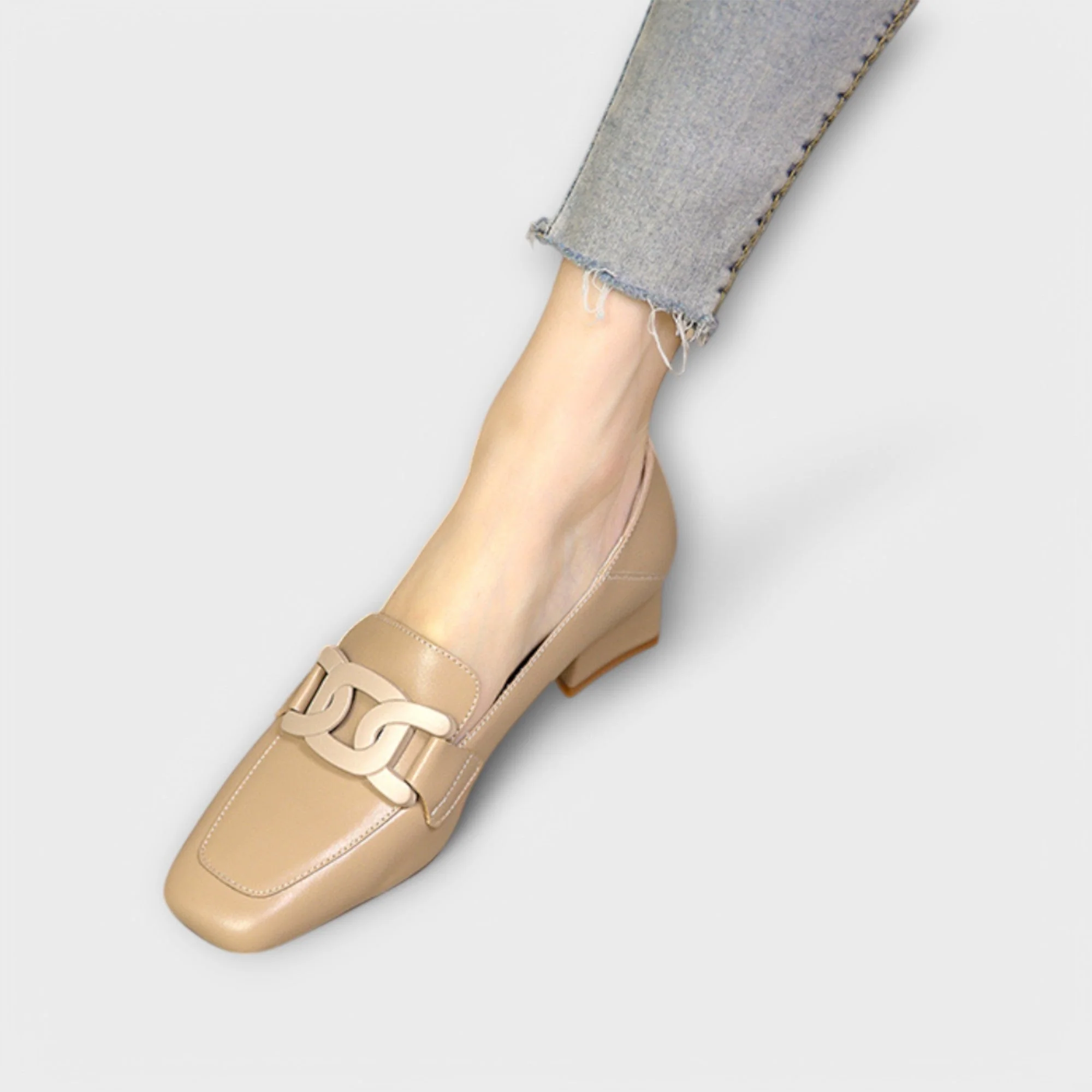Almira – Elegante Loafers mit Statement-Kette - Image 5