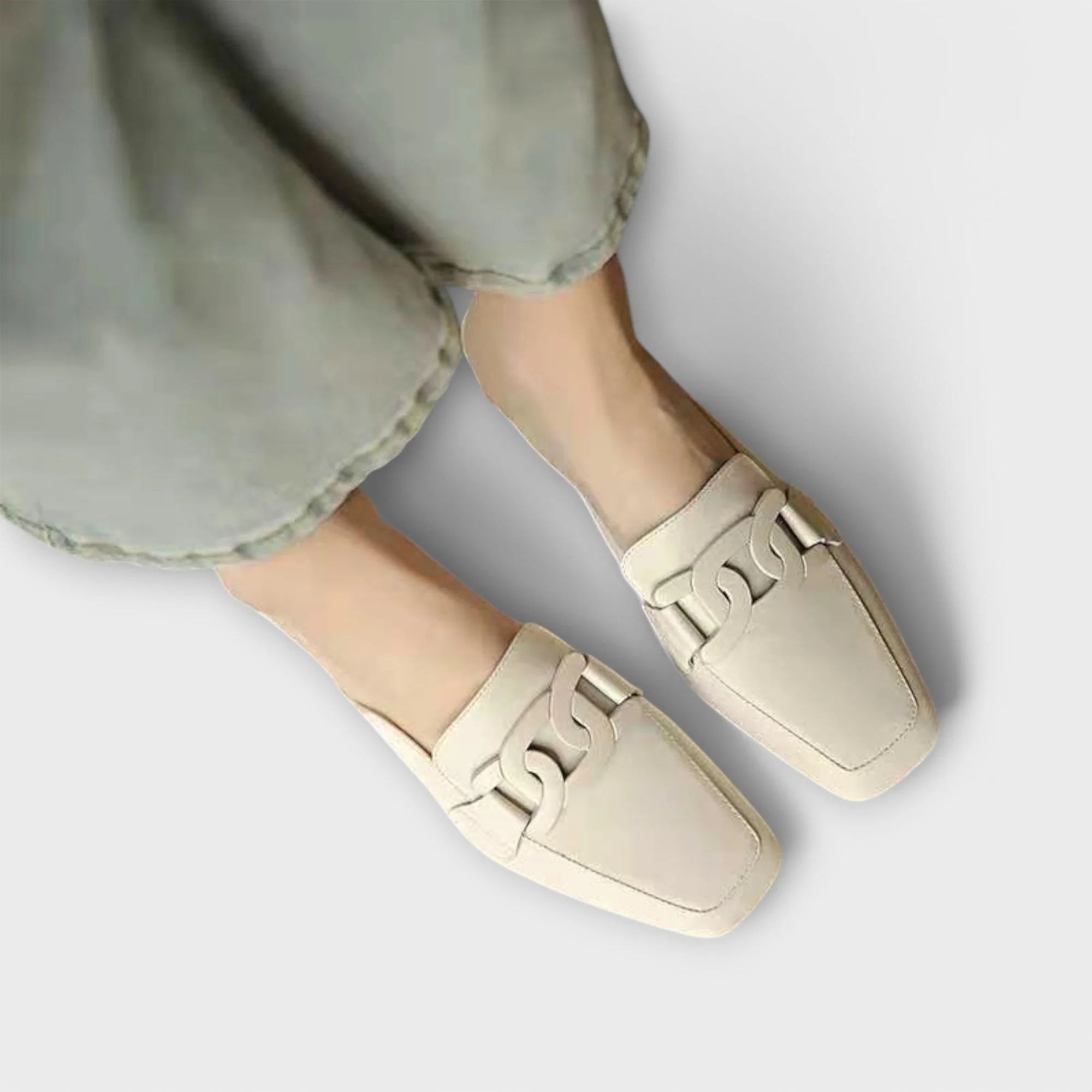 Almira – Elegante Loafers mit Statement-Kette - Image 6