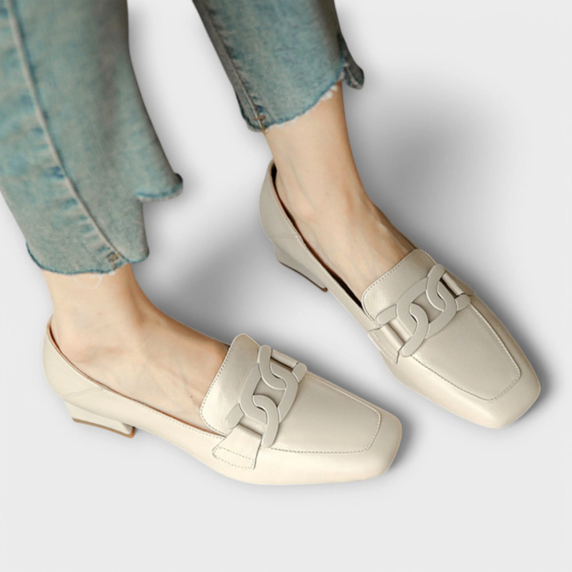 Almira – Elegante Loafers mit Statement-Kette - Image 9