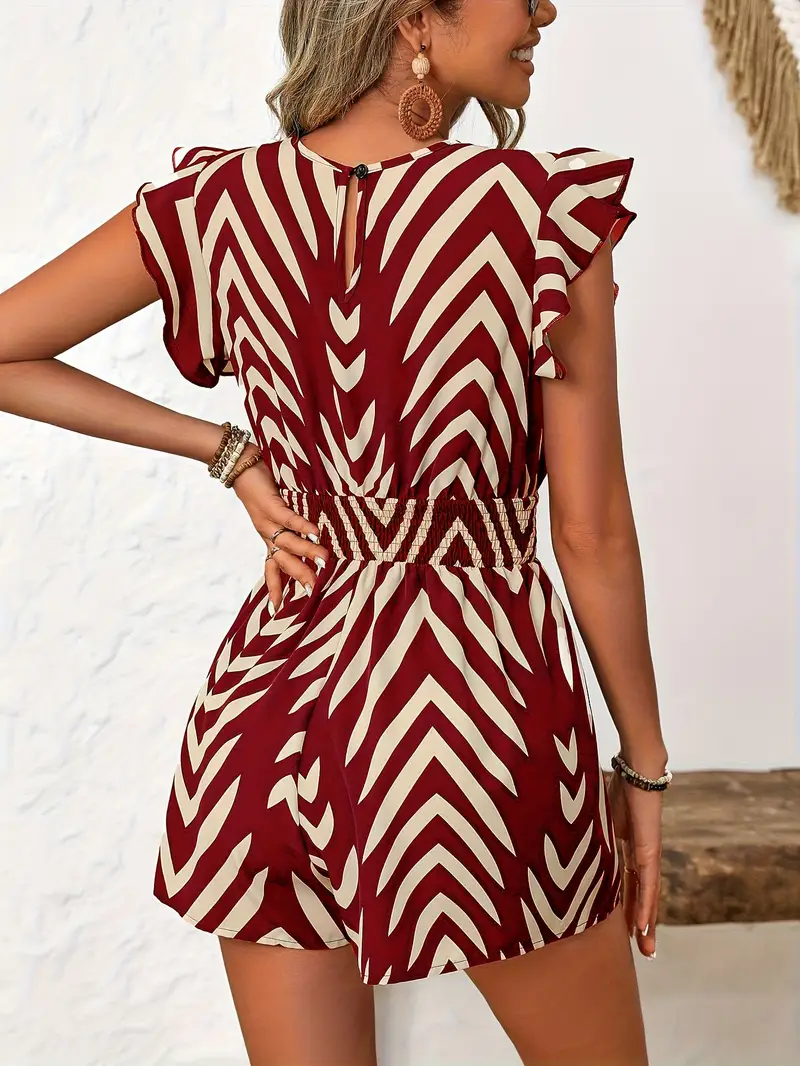 Alona – Schicker Strampler mit Chevron-Muster und Flügelärmeln - Image 7