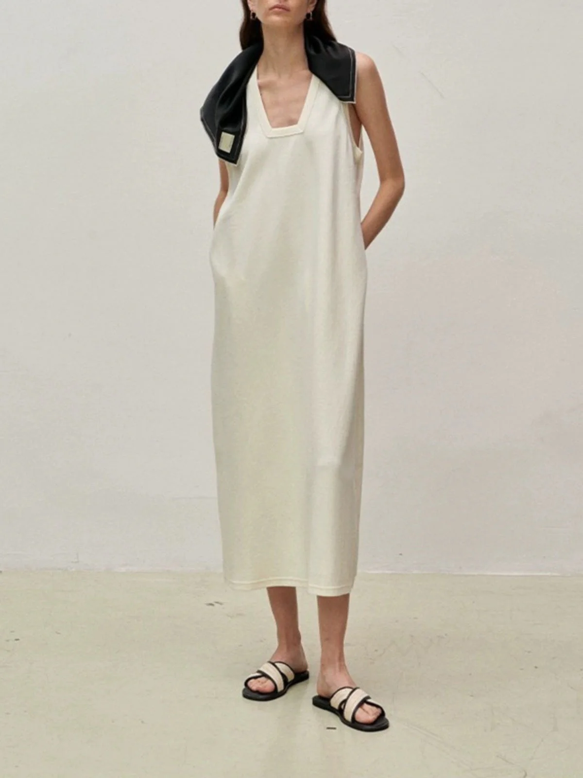 Alva- Damen Maxikleid mit modernen Details und V-Ausschnitt - Image 4