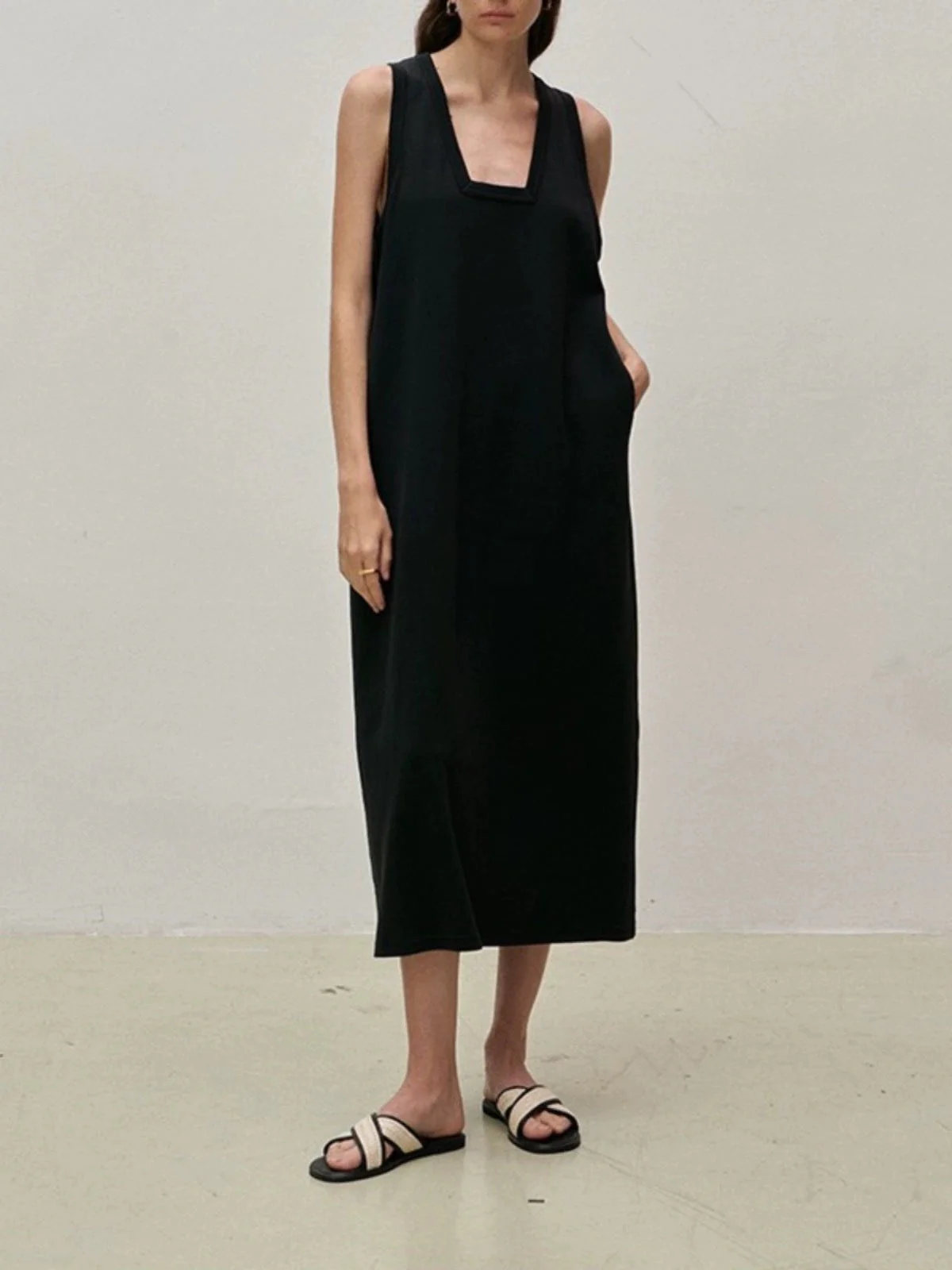 Alva- Damen Maxikleid mit modernen Details und V-Ausschnitt - Image 5