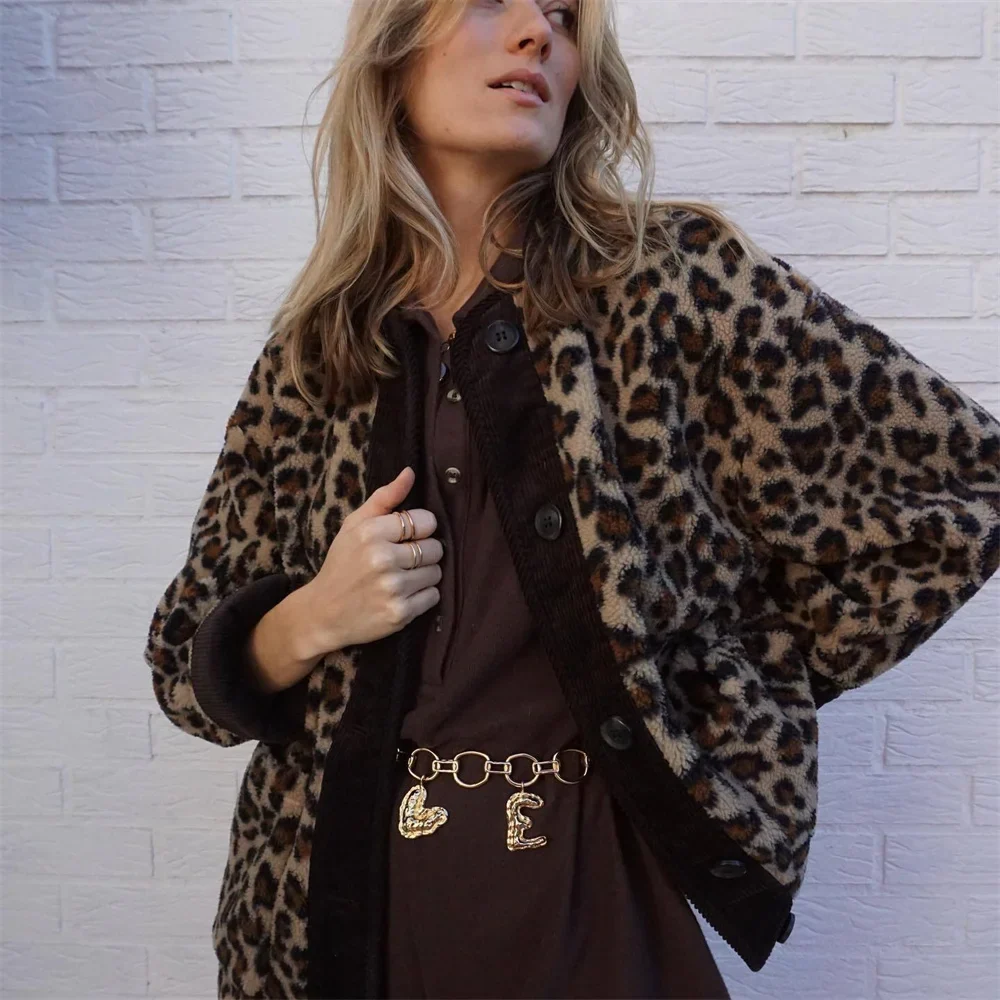 Amelia – Lässige Damen Teddy Jacke mit Animal-Muster und Knopfleiste - Image 2