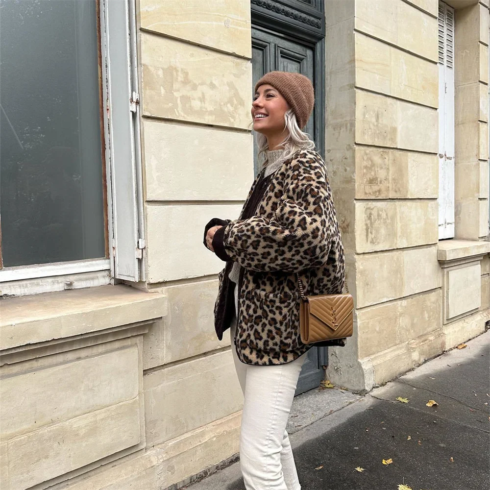 Amelia – Lässige Damen Teddy Jacke mit Animal-Muster und Knopfleiste - Image 4
