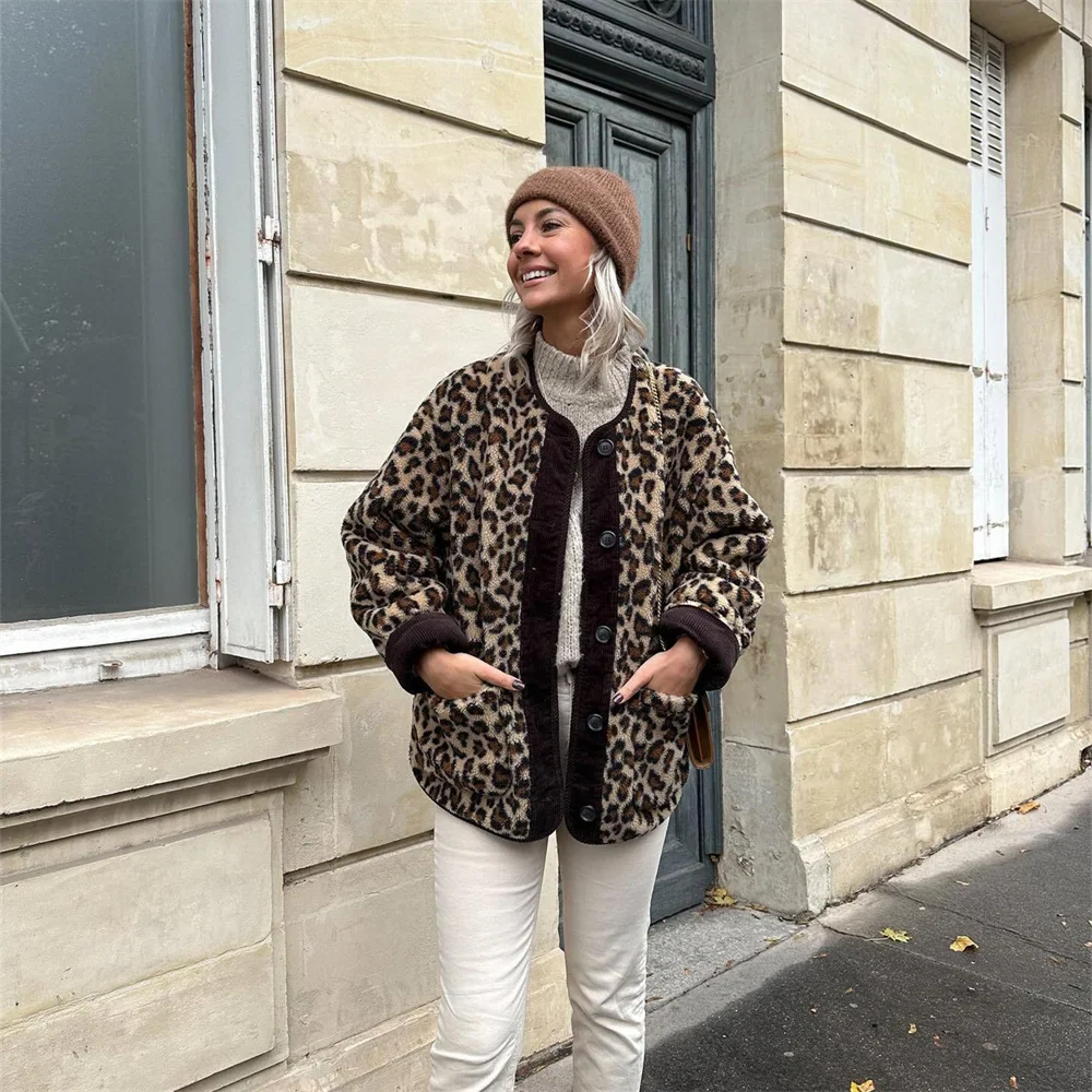 Amelia – Lässige Damen Teddy Jacke mit Animal-Muster und Knopfleiste - Image 5