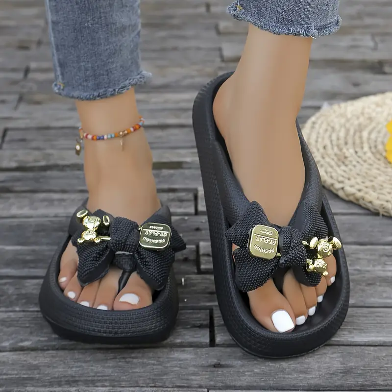Anneliese – Plateau-Flip-Flops mit Schleife und goldenem Charm-Detail - Image 2