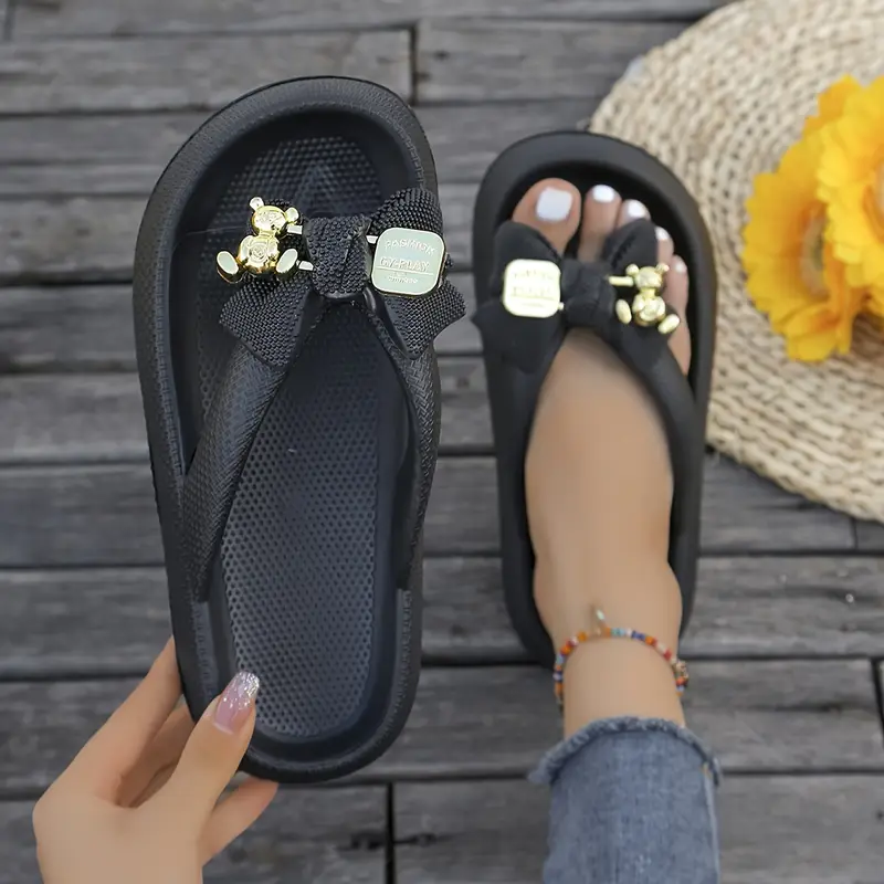 Anneliese – Plateau-Flip-Flops mit Schleife und goldenem Charm-Detail - Image 3