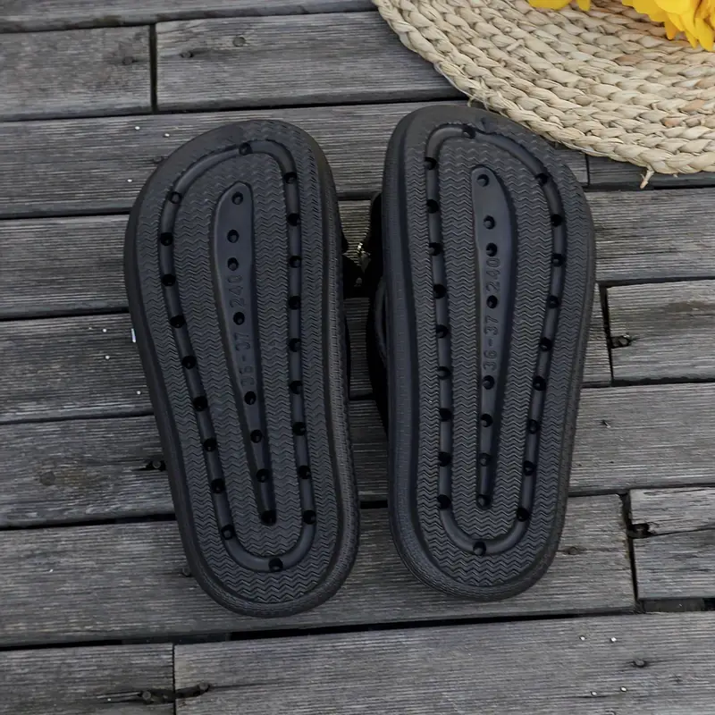 Anneliese – Plateau-Flip-Flops mit Schleife und goldenem Charm-Detail - Image 4