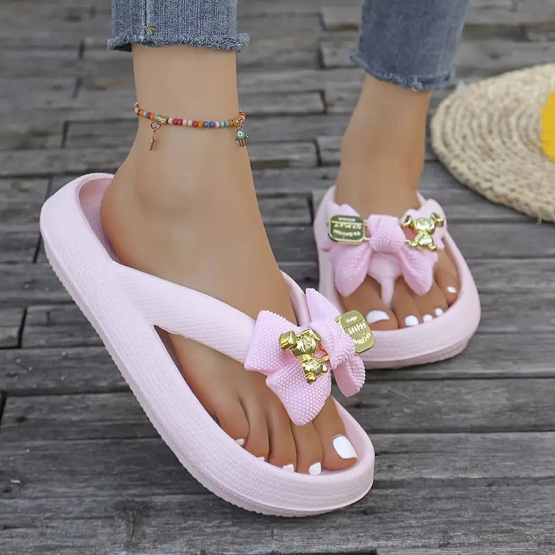 Anneliese – Plateau-Flip-Flops mit Schleife und goldenem Charm-Detail - Image 6