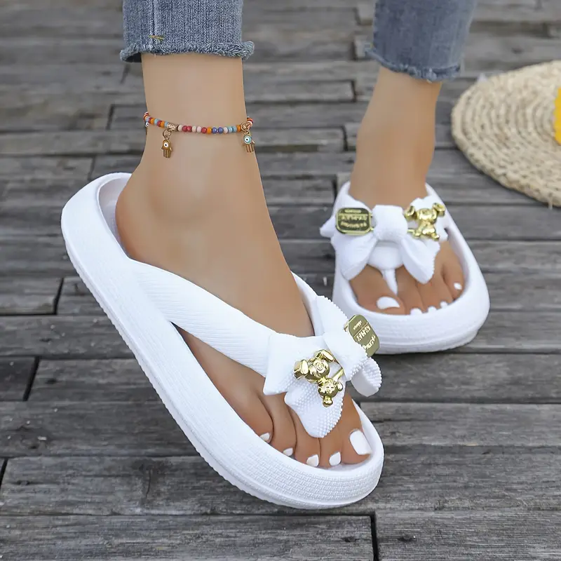 Anneliese – Plateau-Flip-Flops mit Schleife und goldenem Charm-Detail - Image 7