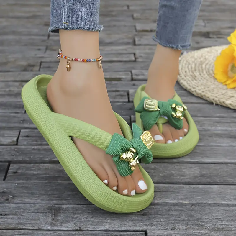 Anneliese – Plateau-Flip-Flops mit Schleife und goldenem Charm-Detail - Image 8