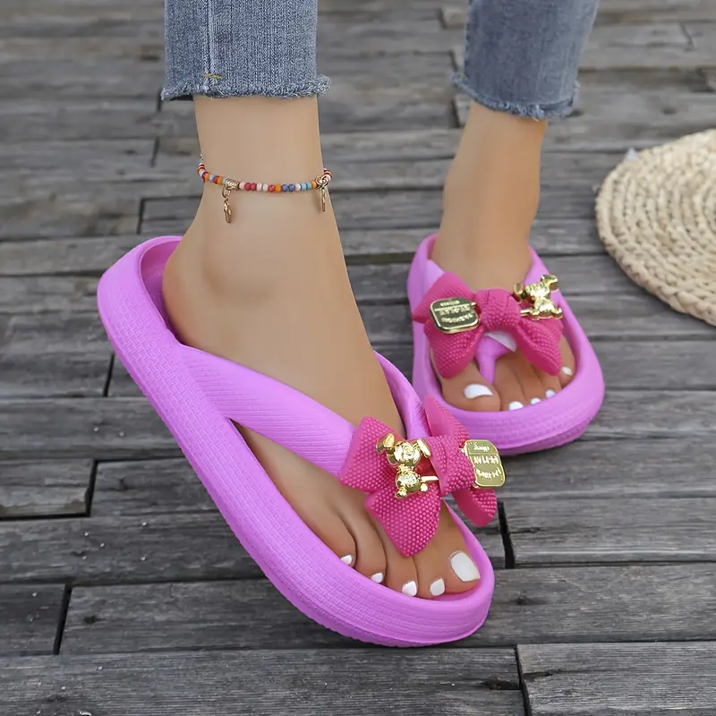 Anneliese – Plateau-Flip-Flops mit Schleife und goldenem Charm-Detail - Image 9