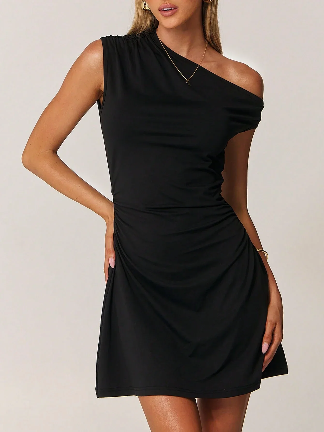 Asymmetrisches Damenkleid – Elegant, Zeitlos & Verführerisch - Image 6