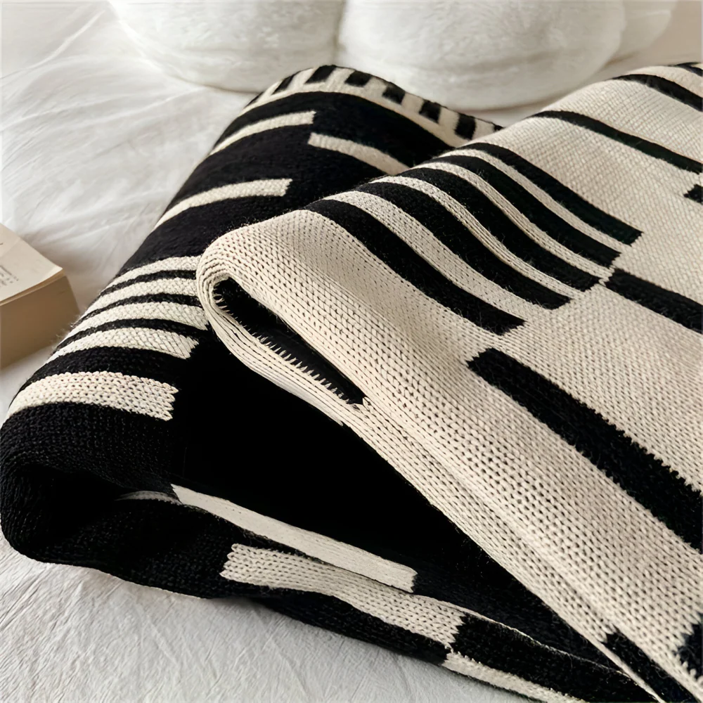 Avelena | CalmoWeave Plaid | Strickdecke Schwarz-Beige | Weich & Wärmend | Für Alle Jahreszeiten - Image 5