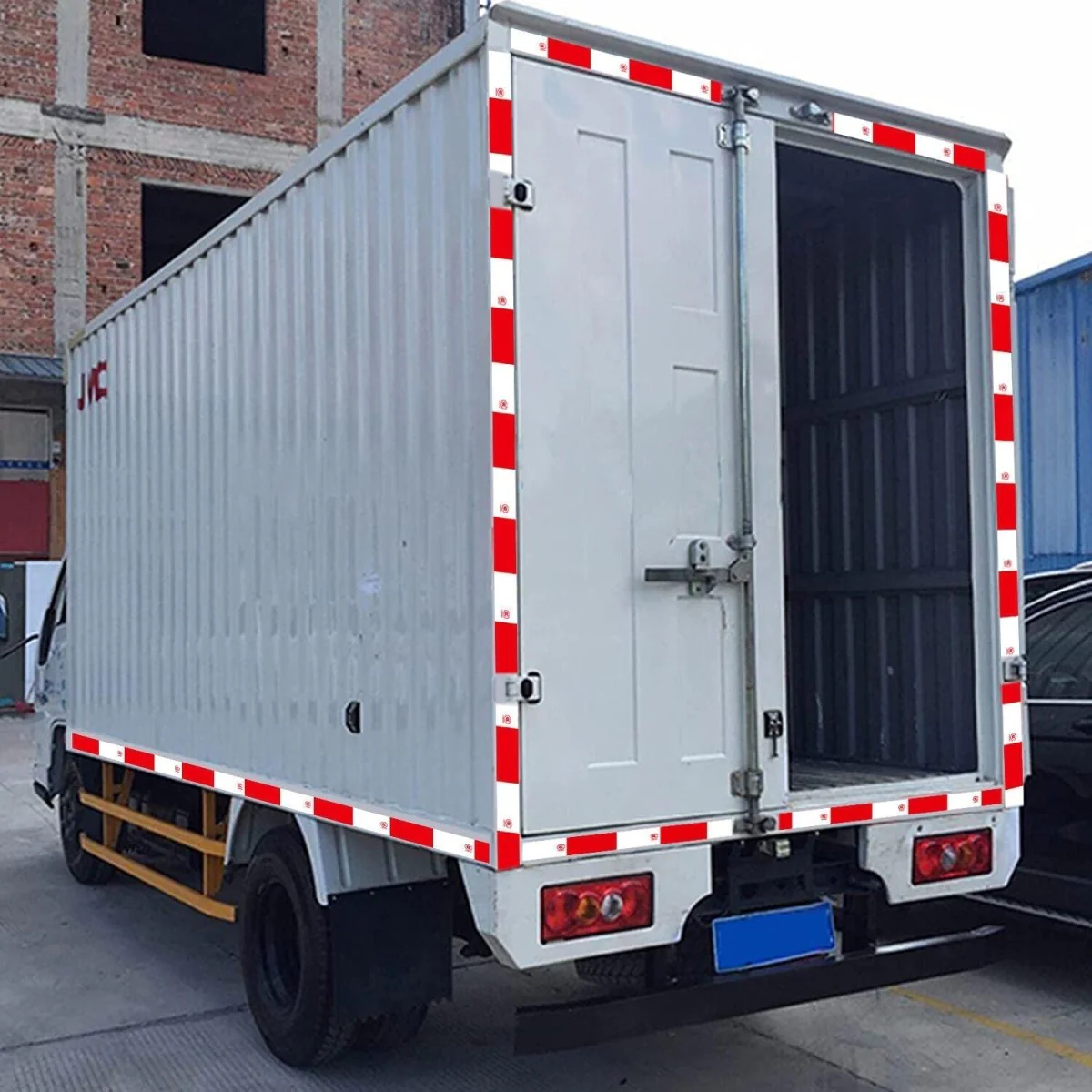Avelena | IllumiTape - Verkehrssicherheit - Optimale Sichtbarkeit - Innovative Reflektion - Image 2