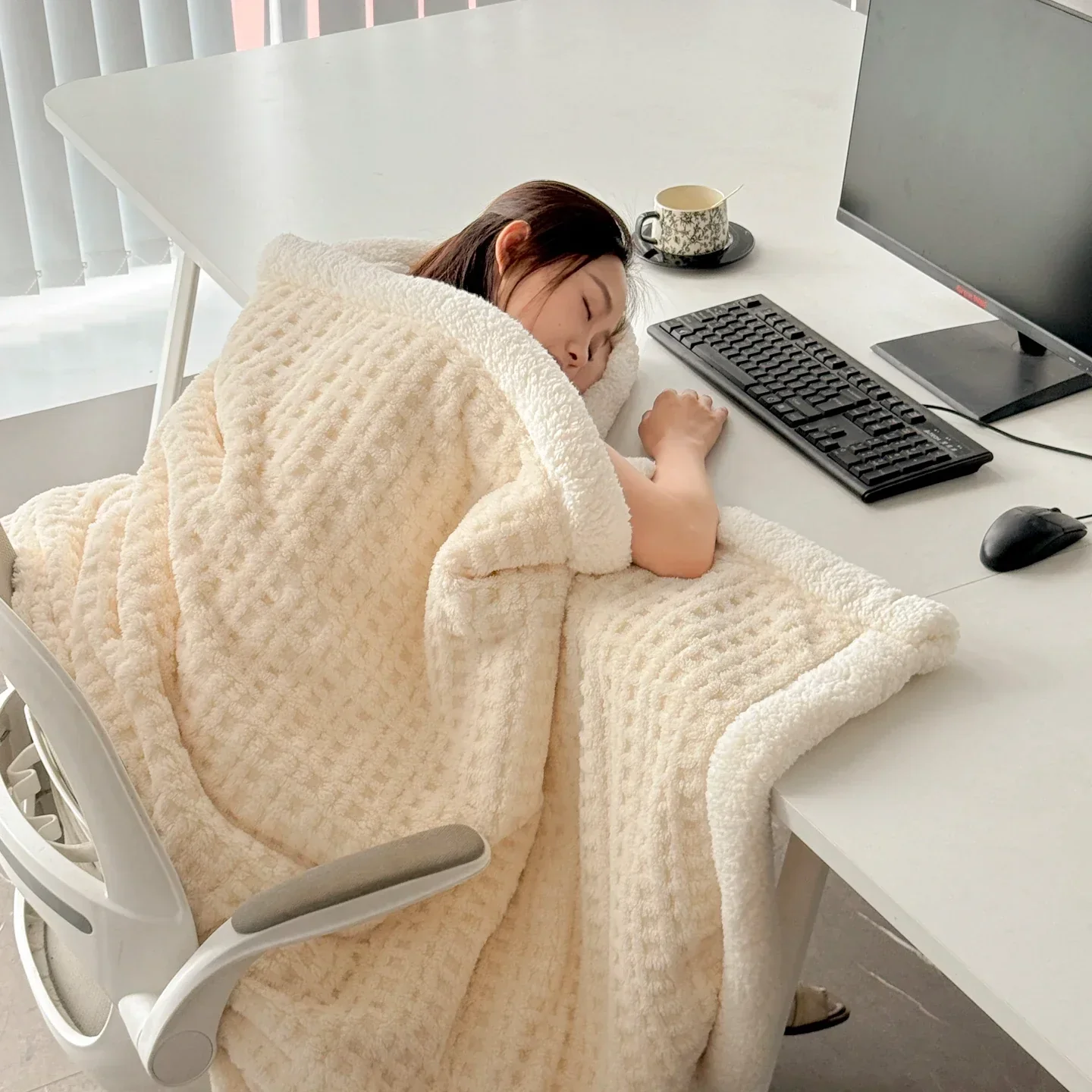 Avelena | Wintertraum Kuscheldecke – Doppellagige Fleece-Decke mit Lammwolloptik | Ultrawarm, Weich & Hautfreundlich | Für Sofa, Bett & kalte Wintertage - Image 4