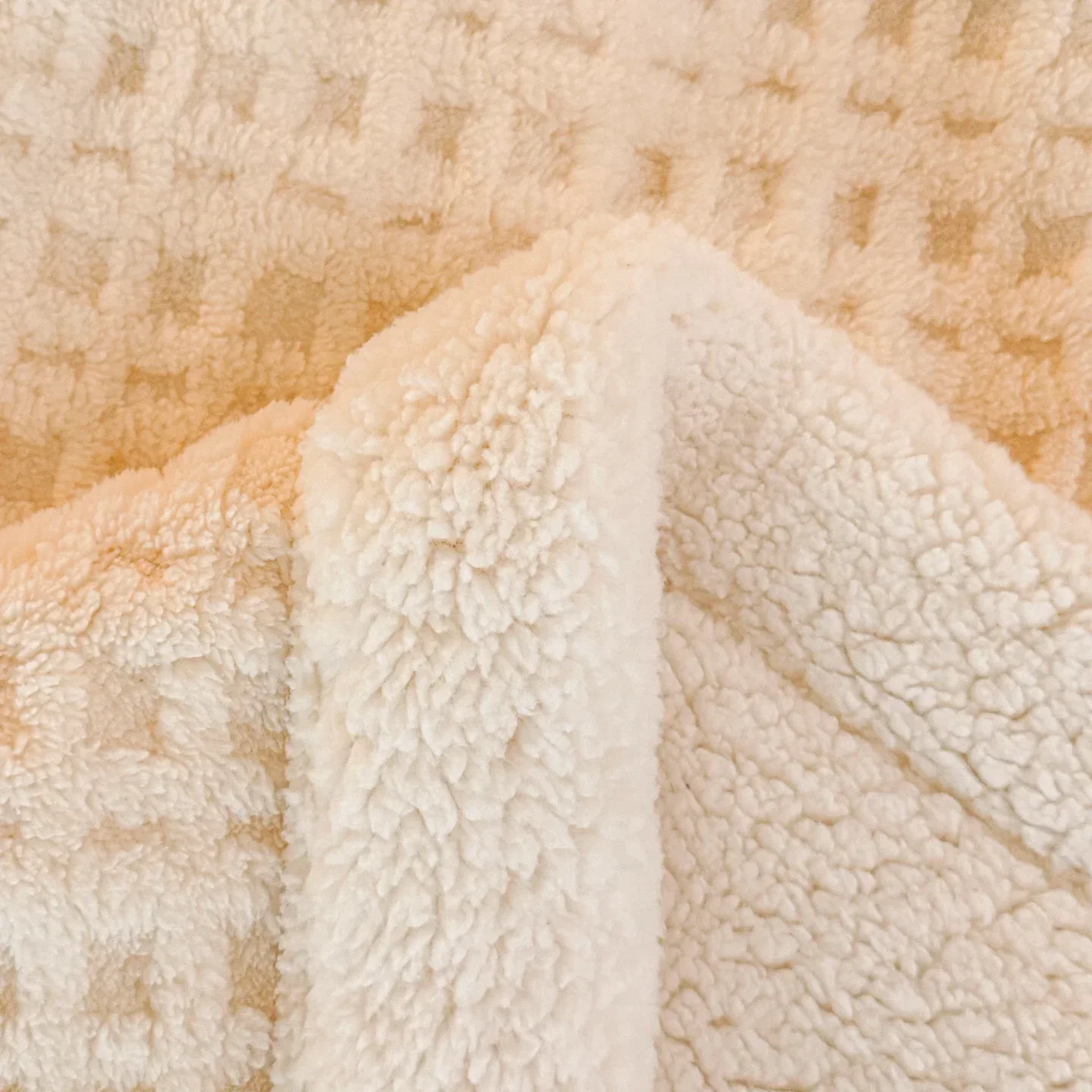 Avelena | Wintertraum Kuscheldecke – Doppellagige Fleece-Decke mit Lammwolloptik | Ultrawarm, Weich & Hautfreundlich | Für Sofa, Bett & kalte Wintertage - Image 5
