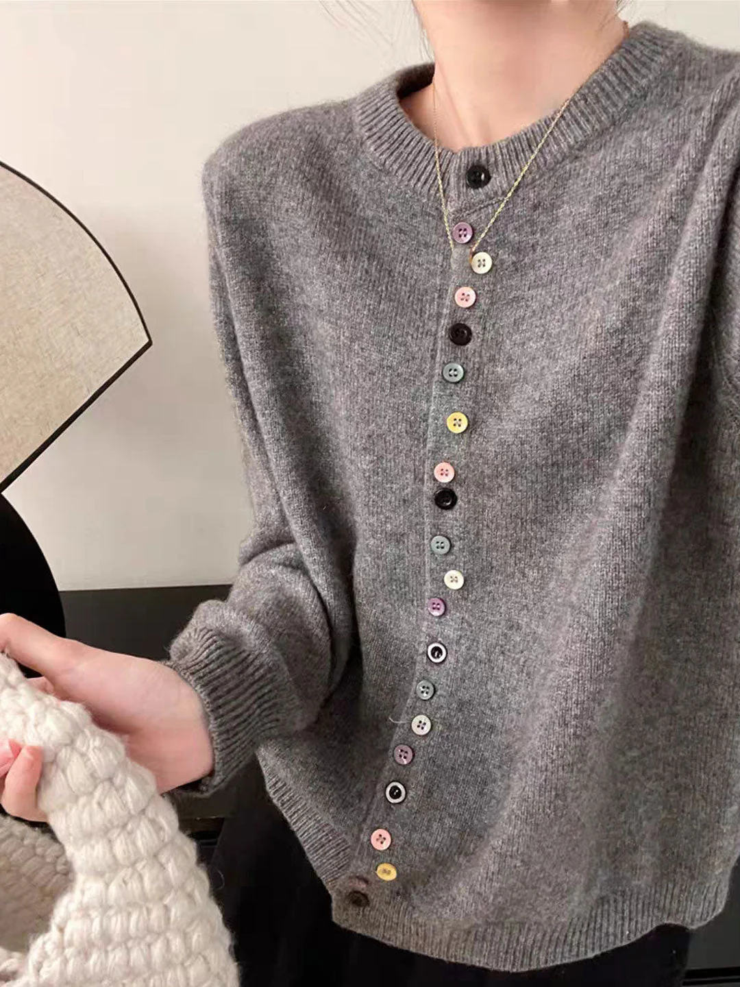 Beatrice - Klassische Strickjacke mit Rundhalsausschnitt - Image 3