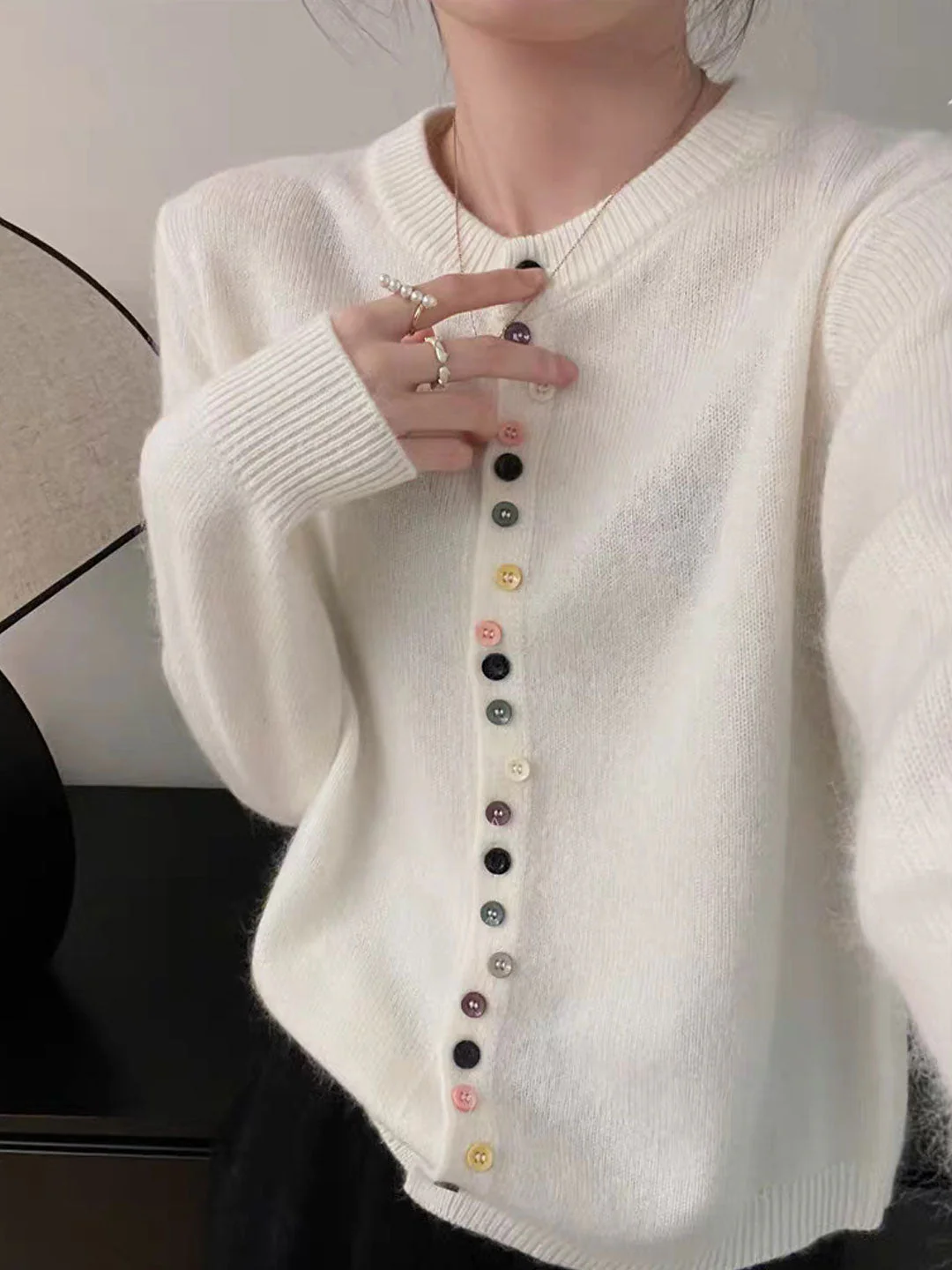 Beatrice - Klassische Strickjacke mit Rundhalsausschnitt - Image 5