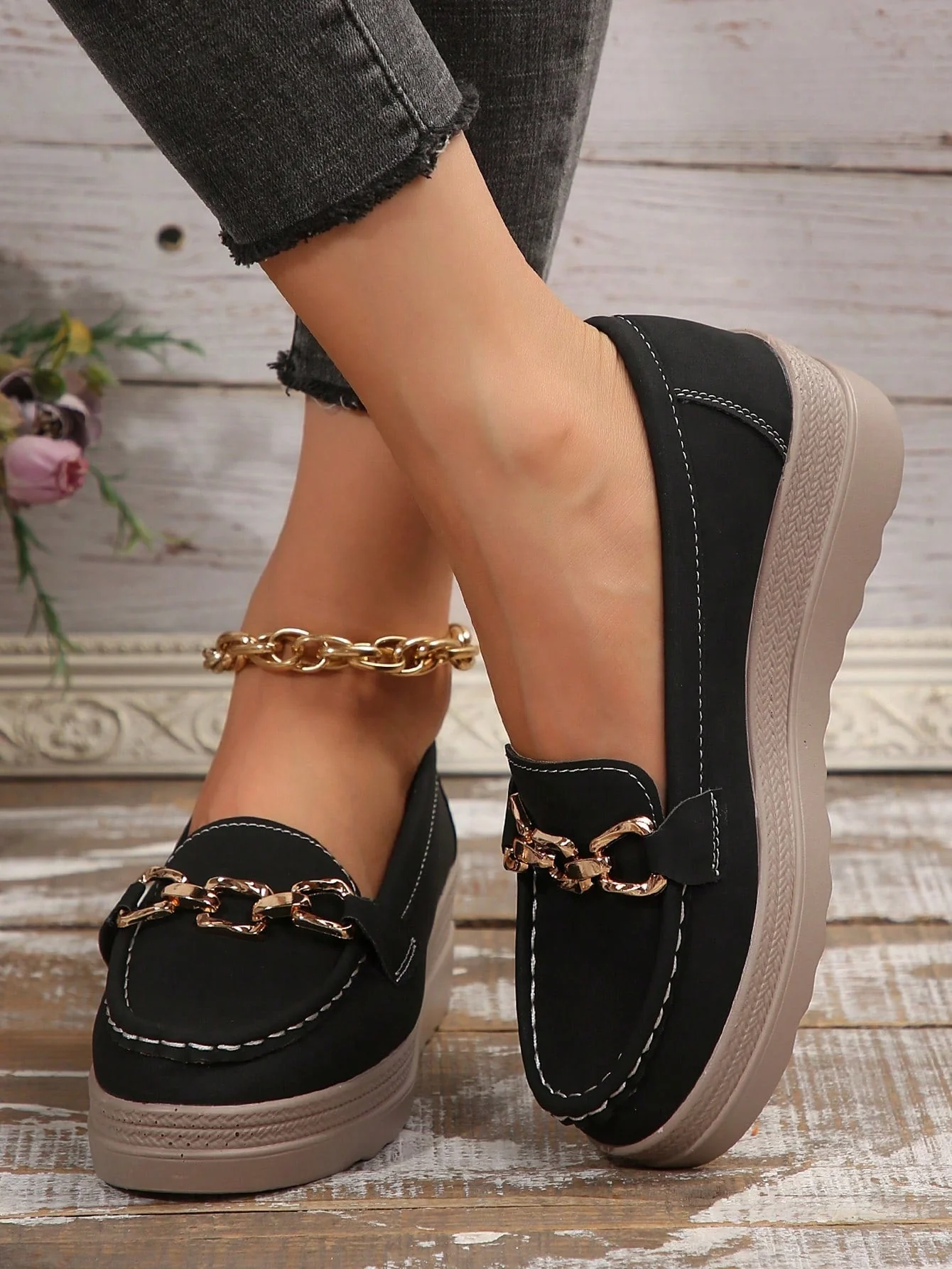 Bequeme Damen-Loafers mit elegantem Metallakzent - Image 11