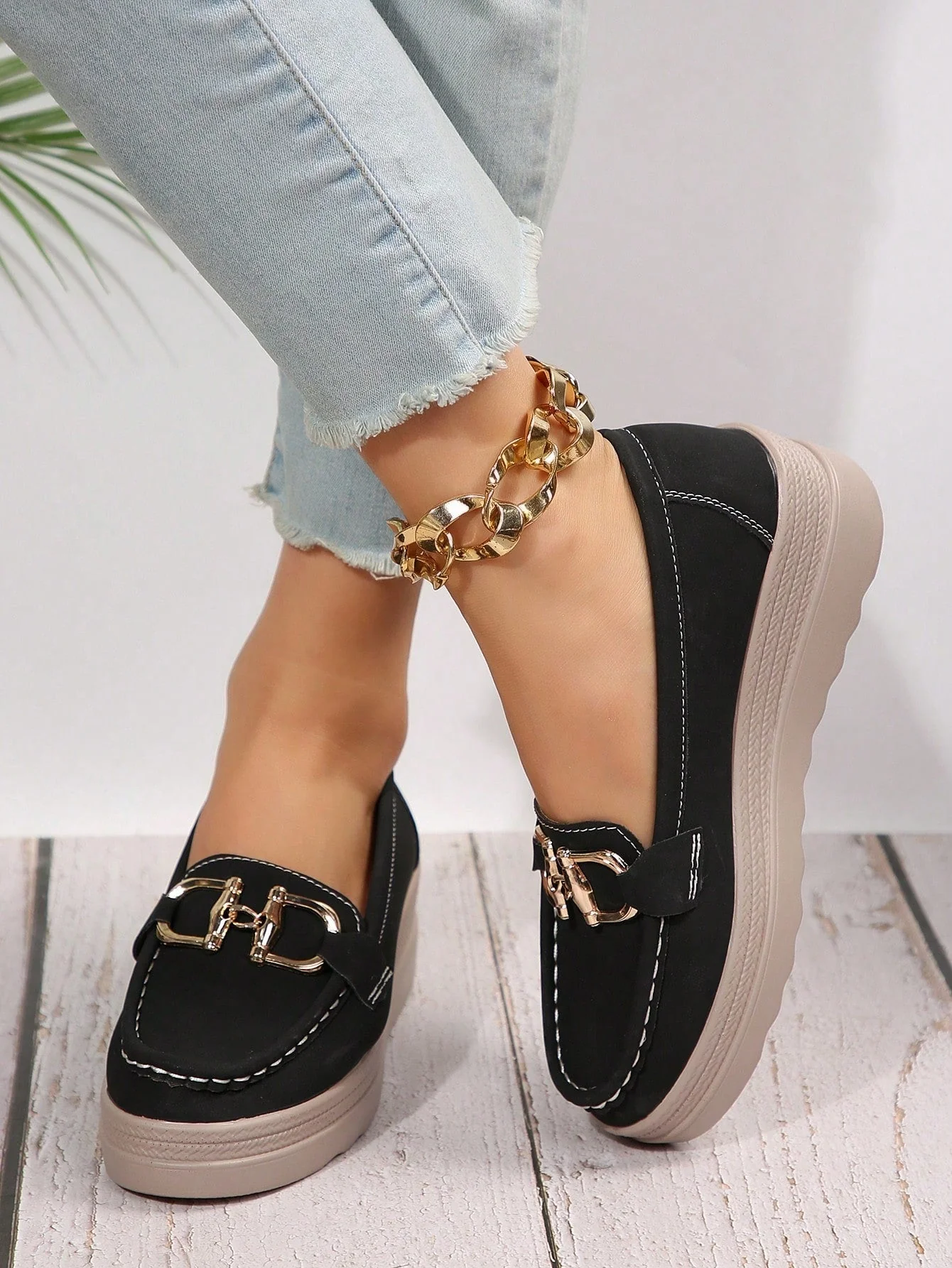Bequeme Damen-Loafers mit elegantem Metallakzent - Image 13