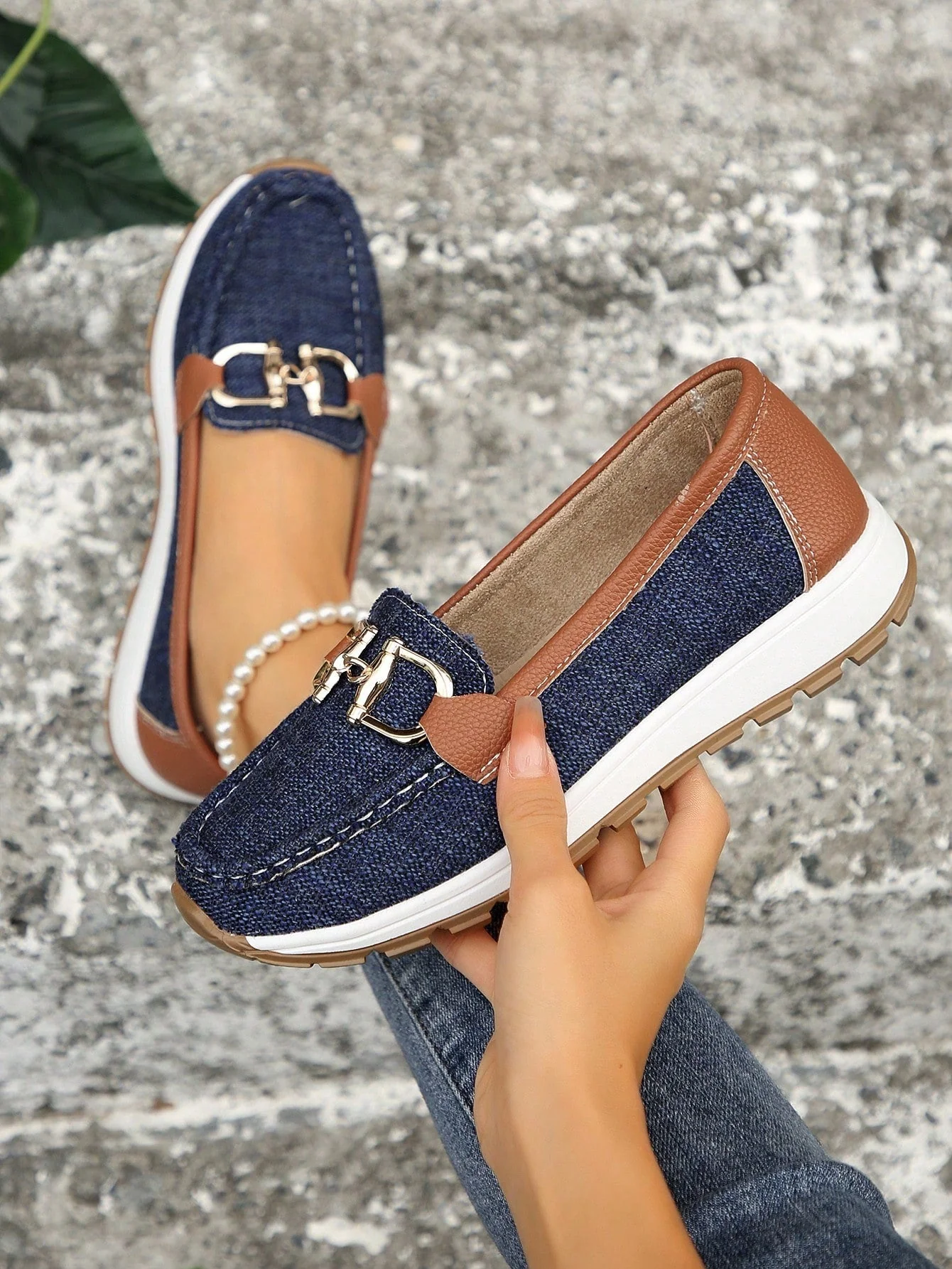 Bequeme Damen-Loafers mit elegantem Metallakzent - Image 15