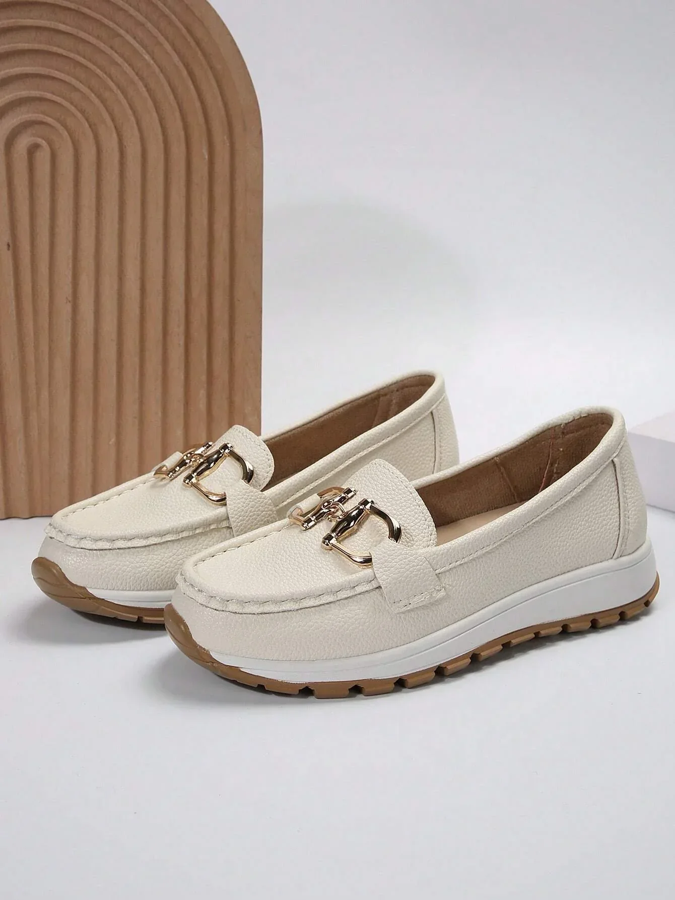 Bequeme Damen-Loafers mit elegantem Metallakzent - Image 2