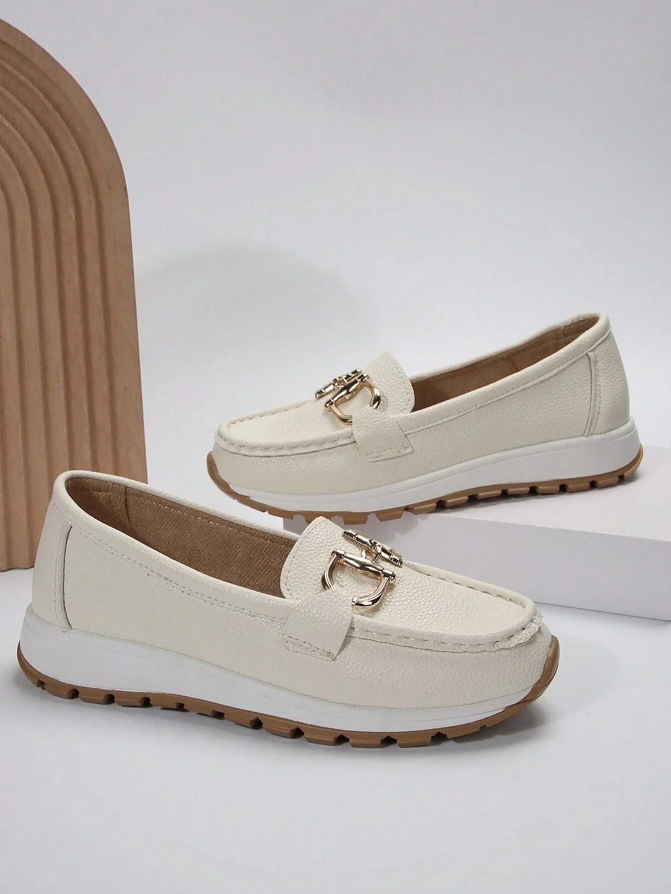 Bequeme Damen-Loafers mit elegantem Metallakzent - Image 3