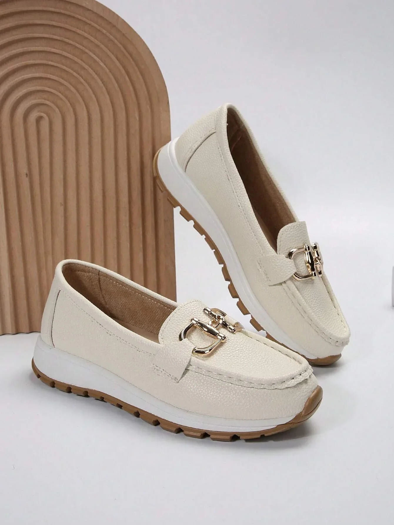 Bequeme Damen-Loafers mit elegantem Metallakzent - Image 4