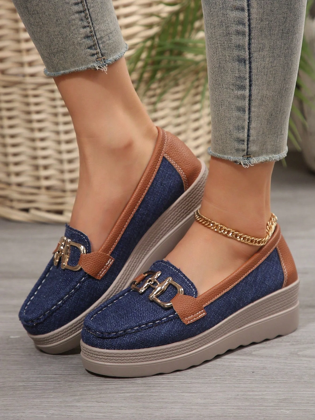 Bequeme Damen-Loafers mit elegantem Metallakzent - Image 7