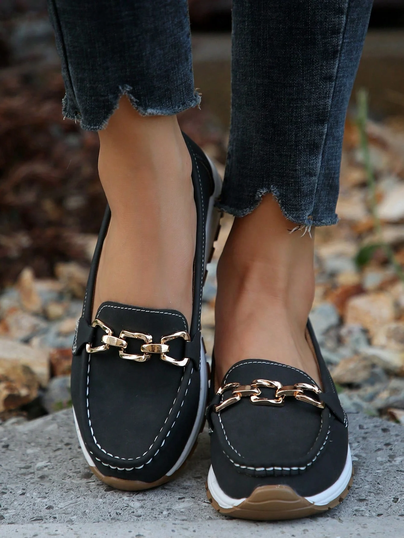 Bequeme Damen-Loafers mit elegantem Metallakzent - Image 8