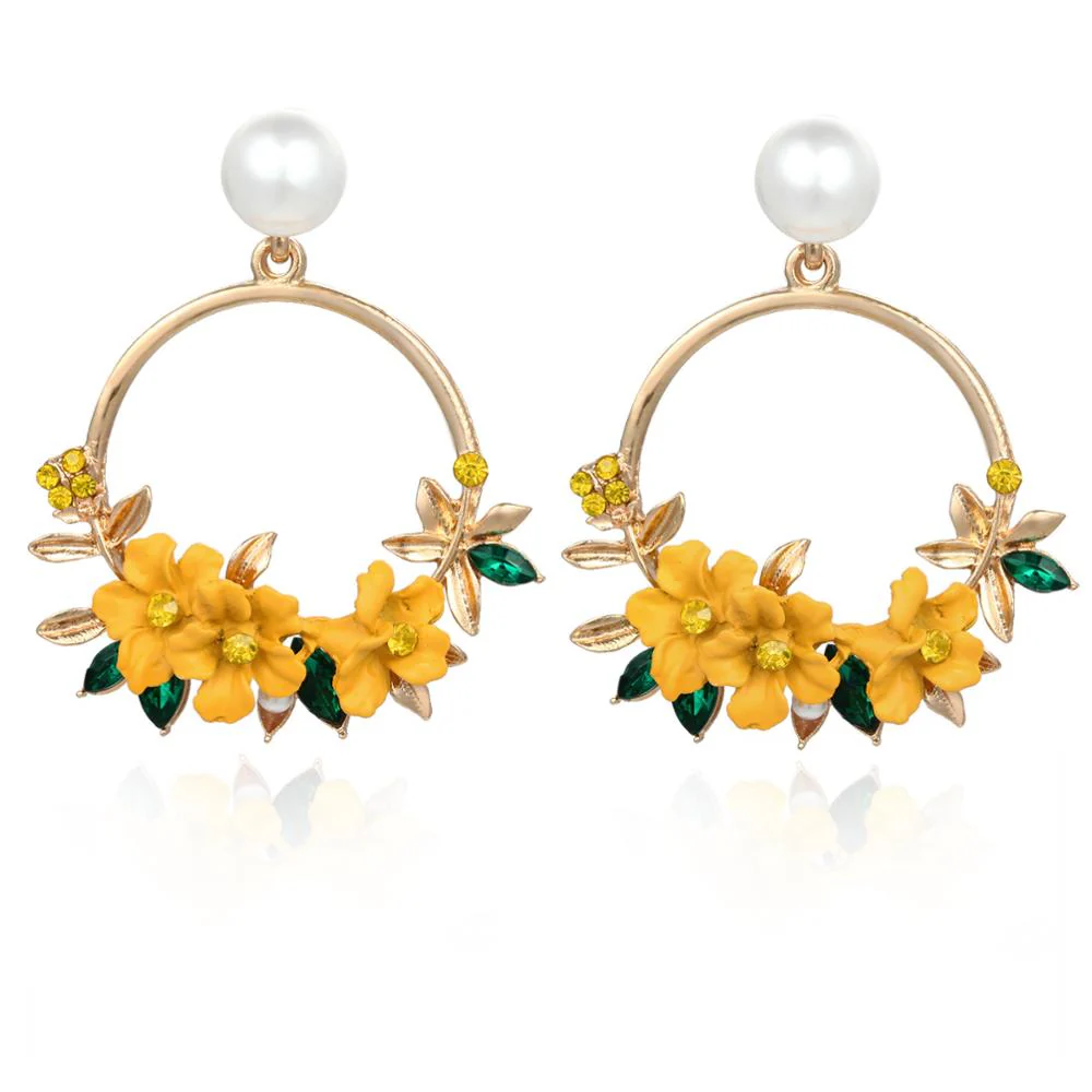 Blumen- und Perlenohrringe in Gold - Image 3