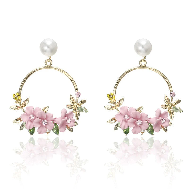 Blumen- und Perlenohrringe in Gold - Image 5