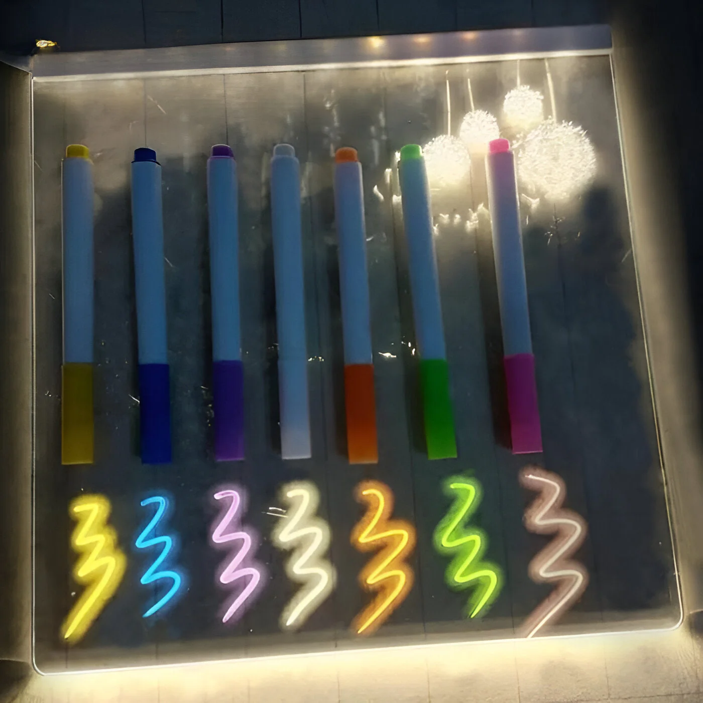 BrightScribe | LED-Memotafel mit 7-Farben-Marker für Zuhause und Büro - Image 3