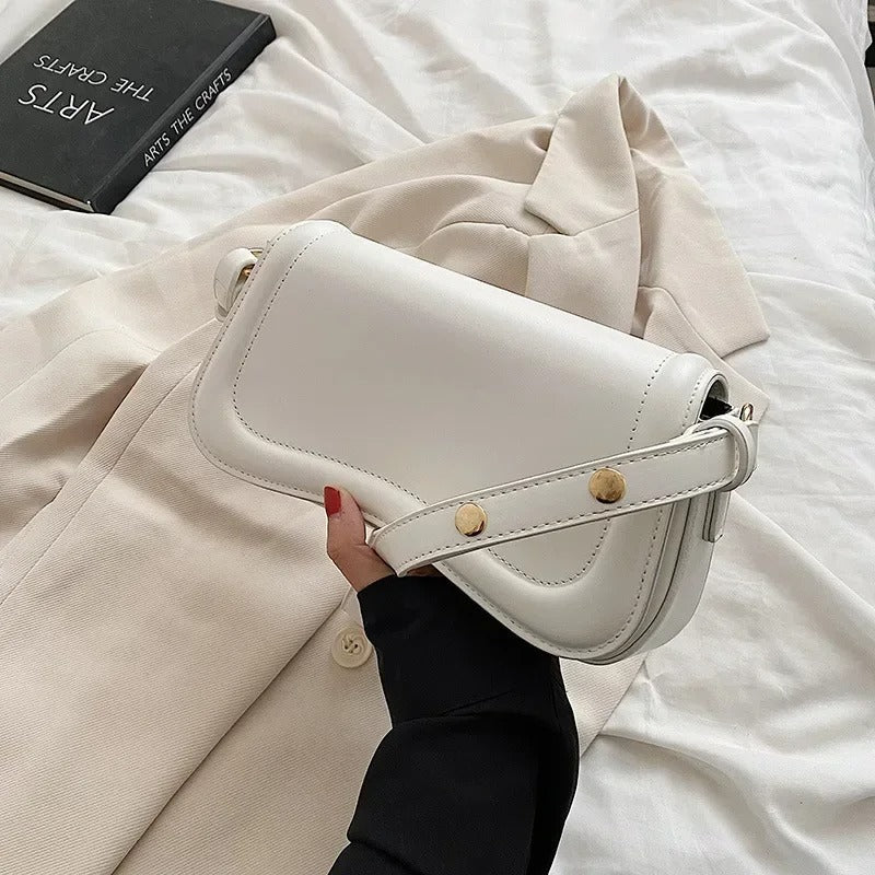 Cadence Handtasche aus veganem Leder mit gewellter Klappe - Image 10
