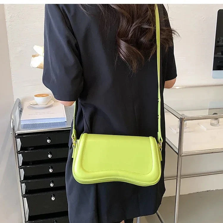 Cadence Handtasche aus veganem Leder mit gewellter Klappe - Image 2